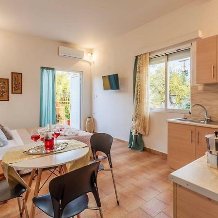 Summer Rose Garden Getaway - A Step To The Beach Kalamata Bagian luar foto