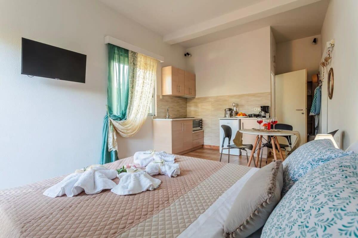 Summer Rose Garden Getaway - A Step To The Beach Kalamata Bagian luar foto
