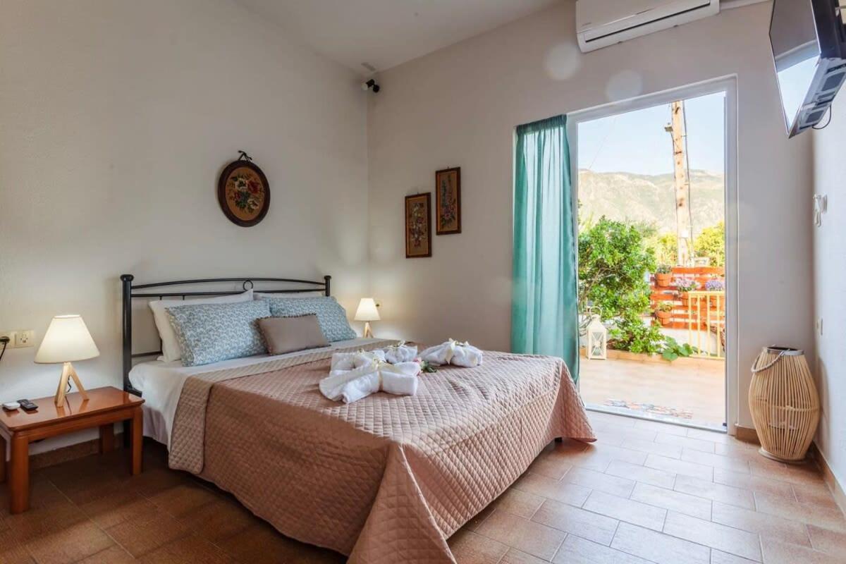 Summer Rose Garden Getaway - A Step To The Beach Kalamata Bagian luar foto