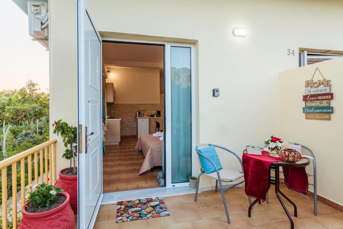 Summer Rose Garden Getaway - A Step To The Beach Kalamata Bagian luar foto