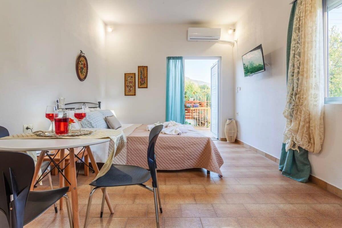 Summer Rose Garden Getaway - A Step To The Beach Kalamata Bagian luar foto