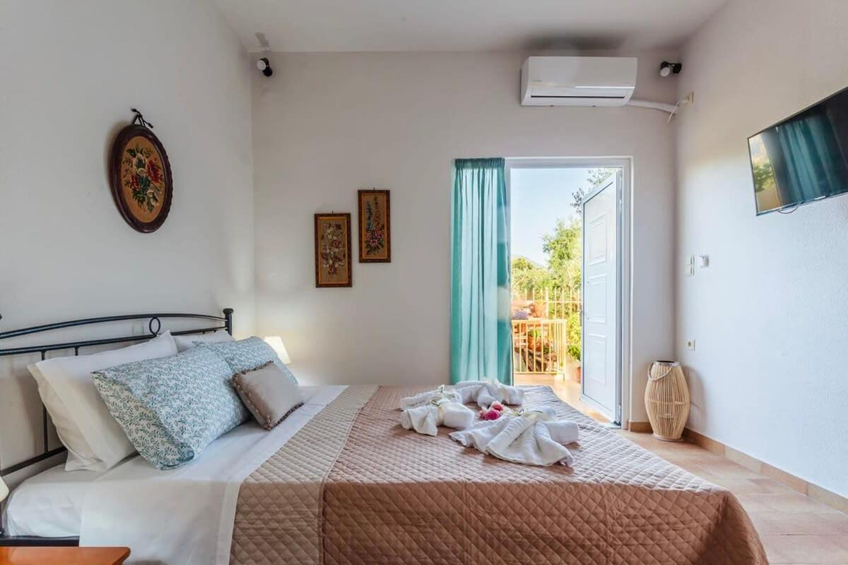 Summer Rose Garden Getaway - A Step To The Beach Kalamata Bagian luar foto